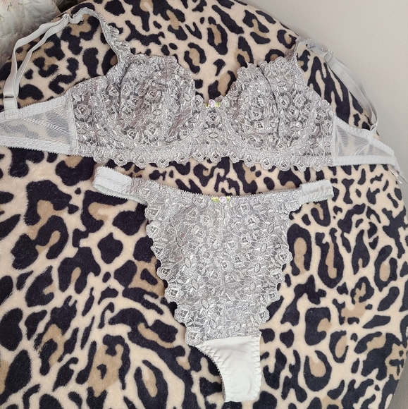 Vtg Victoria's Secret Beautiful Embroidered Bra/ Panty Set 34C/sm